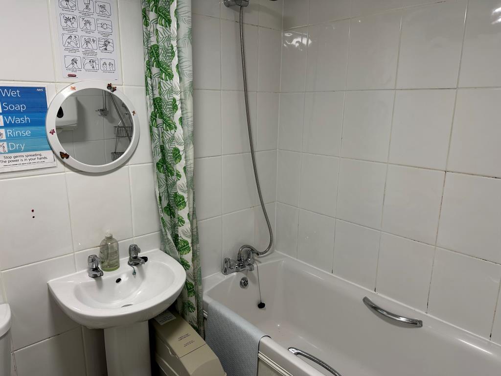Lot: 9 - FORMER CAFÉ AND CARE FACILITY IN HIGH STREET - Separate WC